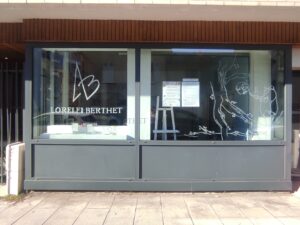 vitrine de l'atelier cours d'arts plastiques à grenoble